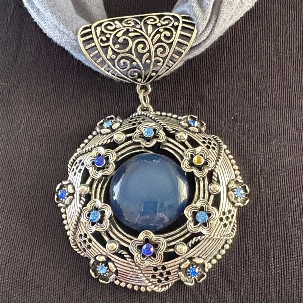 Elegant Blue Pendant Necklace, missing a stone on pendant - Picture 2 of 11